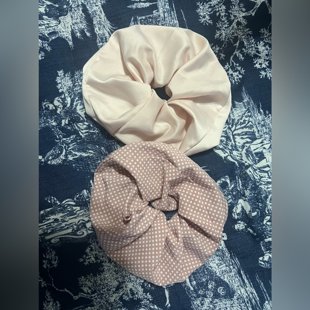 2 oversized scrunchies